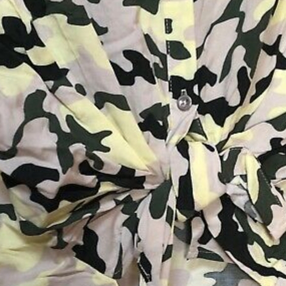 *NEW! CAMOUFLAGE BUTTON DOWN HIGH LOW COLLARED SHORT SLEEVE TOP SIZE XS - Picture 6 of 10